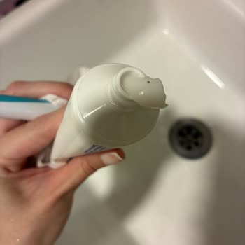 Sensodyne Diş Macununda Tekrar Garip Maddelerle Karşılaştım Param Boşa Gidiyor