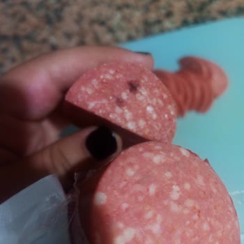 BİM Tombik Sucuğun İçinden Çıkan Yabancı Madde