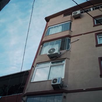 Baymak Klima Montajında Fiyasko: Dış Cepheye Kötü Boru Yerleşimi