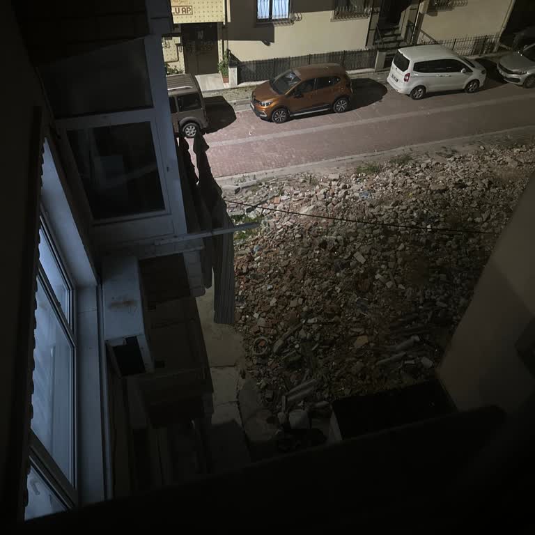 Yıkılan Binanın Molozları Ve Kaldırım Sorunu Hayatı Zorlaştırıyor