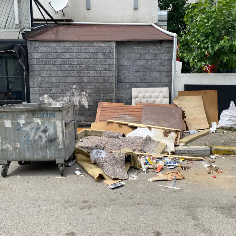 Kartal Orta Mahalle'de Çöpler Düzenli Toplanmıyor, Sokak Pislik İçinde Kaldı