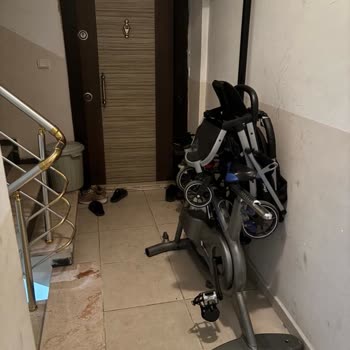 Ortak Alana Bırakılan Eşyalar İçin Çözüm Bekliyoruz