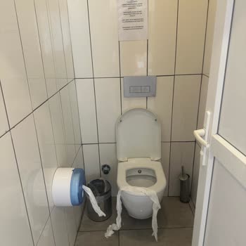 Ortak WC Sorunu Ve Bardaki Ücret Talebi Konaklamayı Zorlaştırdı