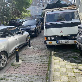 Market Önündeki Kamyonet Ve Kağıt Toplayıcılar Huzursuzluk Yaratıyor