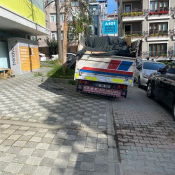 Market Önündeki Kamyonet Ve Kağıt Toplayıcılar Huzursuzluk Yaratıyor