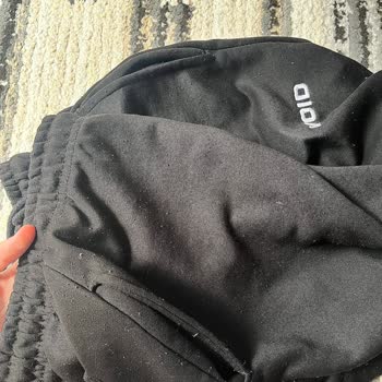 Siyah Eşofman Kısa Sürede Soldu Ve Tüylendi