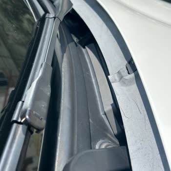 BMW X1 Ön Cam Parçalarında Erken Deformasyon Şikayeti