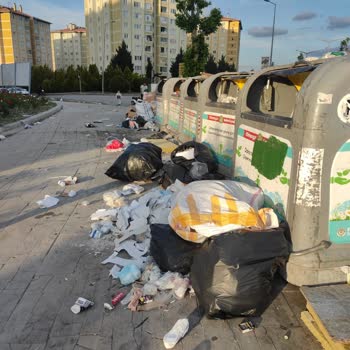 Sosyete Pazarı Nedeniyle Otopark Ve Temizlik Sorunları Yaşanıyor