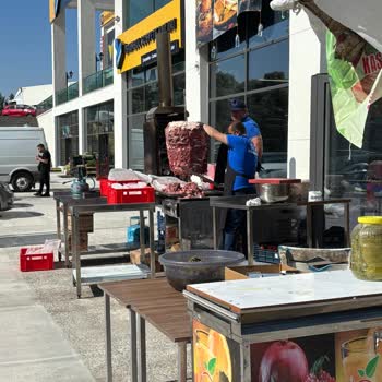 Sosyete Pazarı Nedeniyle Otopark Ve Temizlik Sorunları Yaşanıyor