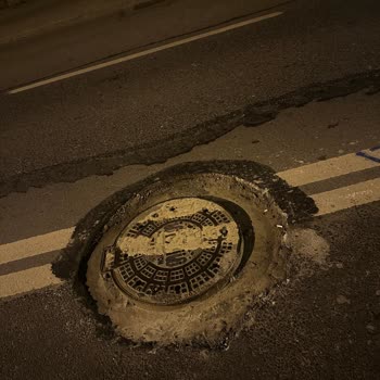 Uyarı Levhası Olmayan Rögar Kapağı Çalışmasında Lastiğim Zarar Gördü