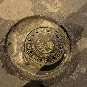 Uyarı Levhası Olmayan Rögar Kapağı Çalışmasında Lastiğim Zarar Gördü