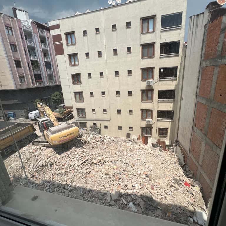 Bina Yıkımı Nedeniyle Mahallede Toz Ve İlgisizlik