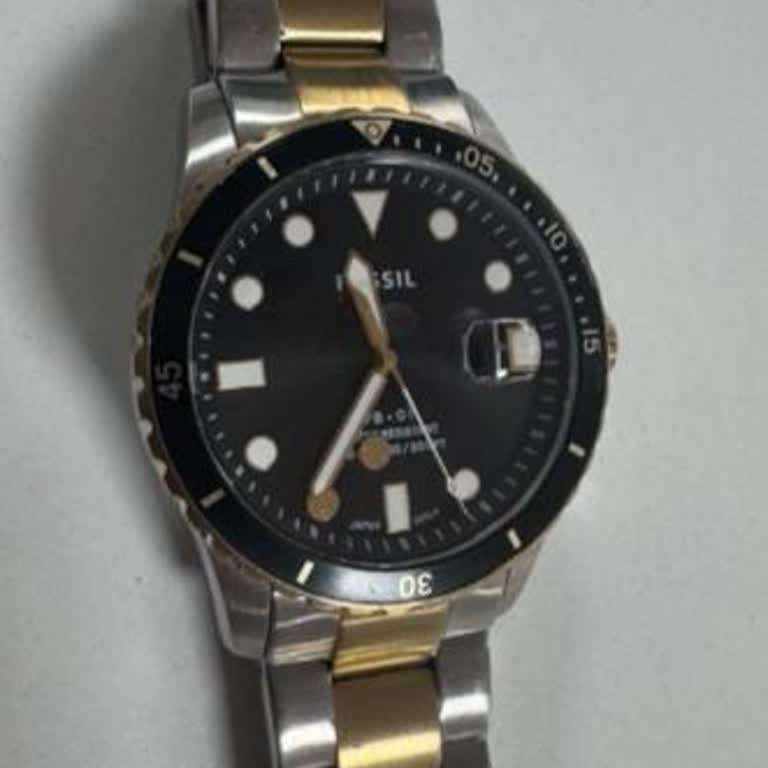 Fossil Saatte Sürekli Gösterge Pullarının Düşmesi Ve Kötü İşçilik