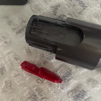 Dyson V15 Süpürgede Plastik Aksam Ve Batarya Sorunları