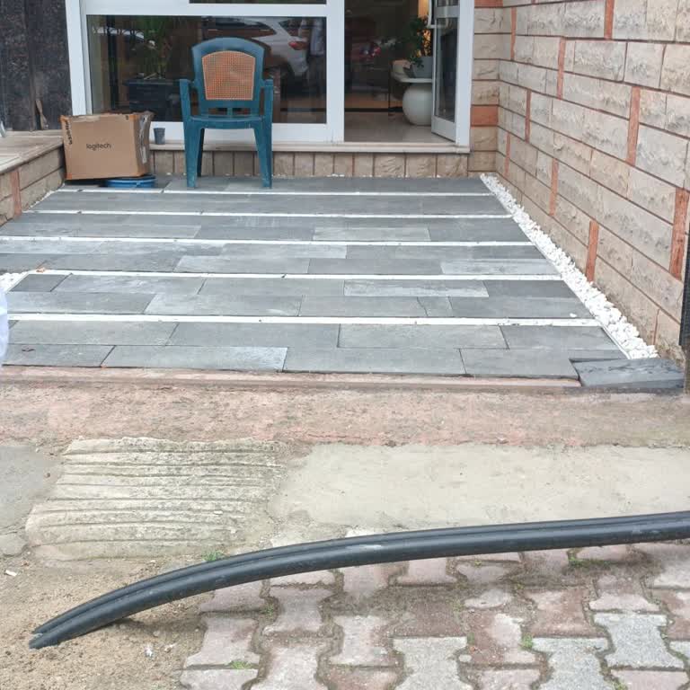 TurkNetin Kaldırımda Açıkta Bıraktığı Borular Mağduriyet Yaratıyor
