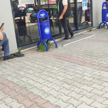 Büfe Çalışanının İşini Bırakıp Kendi Aracını Temizlemesi Nedeniyle Su Alamama Sorunu