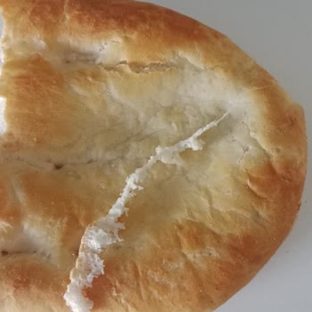 Aldığım Ekmeğin İçinden Kalın Beyaz İp Çıktı!