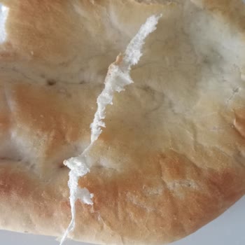 Aldığım Ekmeğin İçinden Kalın Beyaz İp Çıktı!