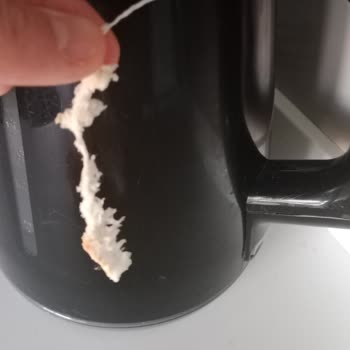 Aldığım Ekmeğin İçinden Kalın Beyaz İp Çıktı!