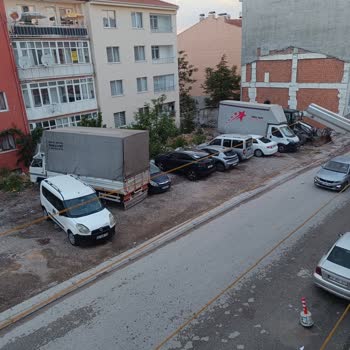 Yeşil Alanın Bakımsızlığı Ve Araç Parkı Nedeniyle Güvenli Park Talebi