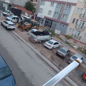 Yeşil Alanın Bakımsızlığı Ve Araç Parkı Nedeniyle Güvenli Park Talebi