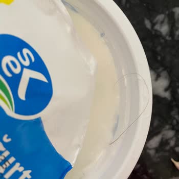 Sek Süzme Yoğurttan Çıkan Kıl Hijyen Endişesi Yarattı