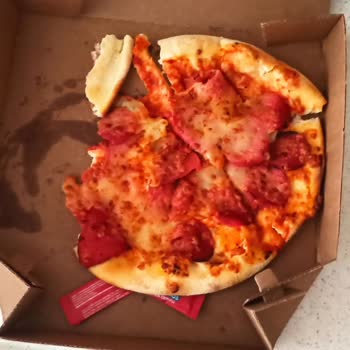 Çiğ Gelen Pizzalar Ve Yetersiz Geri Dönüş