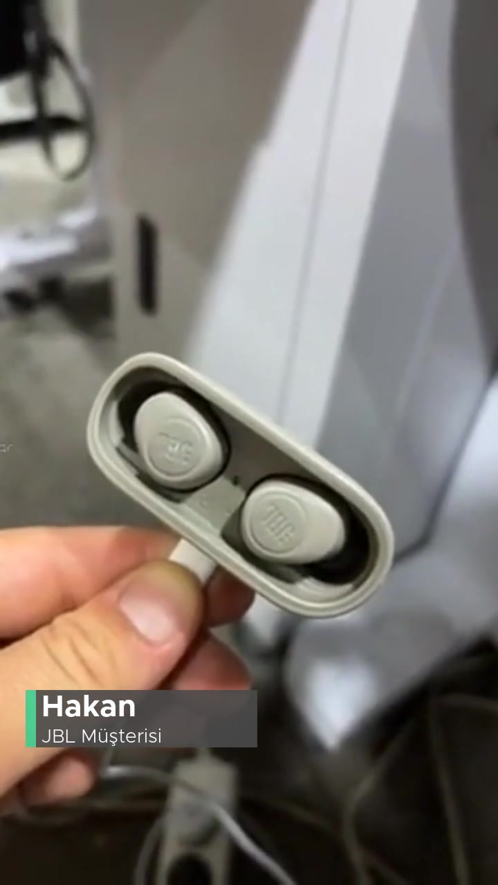 JBL Kulaklık Şarjda Yeşil Yanıp Sönüyor! videonun kapak resmi