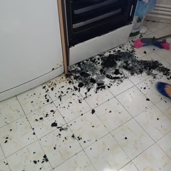 Bosch Fırının Camı Patladı, Güvenlik Riski Oluştu