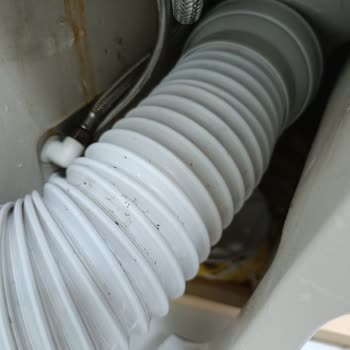 Klozet Bağlantı Hatası Nedeniyle Banyoda Sürekli Su Sızıntısı