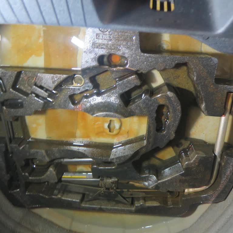 Volkswagen Sıfır Araçta Fabrikasyon Hata Nedeniyle Bagajda Su Sızıntısı Ve Paslanma