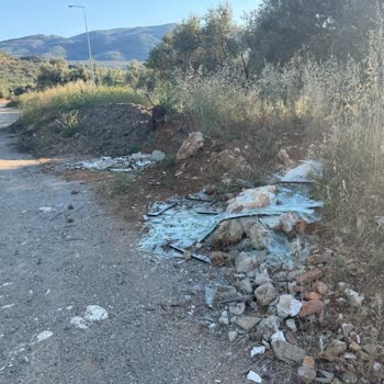 Edremit Belediyesi'nin Stadyum Çevresine İzinsiz Çöp Dökmesi Ve Çevre Kirliliği