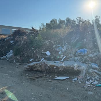Edremit Belediyesi'nin Stadyum Çevresine İzinsiz Çöp Dökmesi Ve Çevre Kirliliği