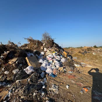 Edremit Belediyesi'nin Stadyum Çevresine İzinsiz Çöp Dökmesi Ve Çevre Kirliliği