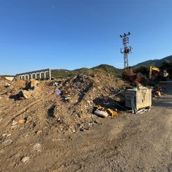 Edremit Belediyesi'nin Stadyum Çevresine İzinsiz Çöp Dökmesi Ve Çevre Kirliliği