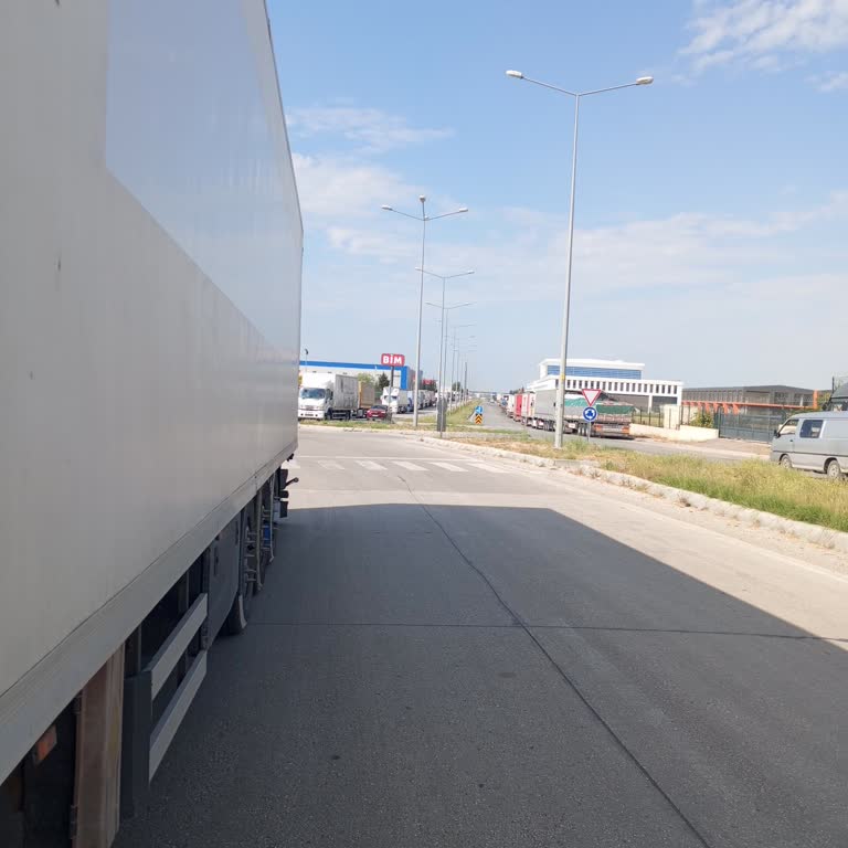 BİM Çorlu Depoda Araçların Depo Olarak Kullanılması Ve Uzun Bekletilmesi