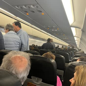 Uçakta 2,5 Saat Bekletildik, Mağduriyetimiz Giderilsin!