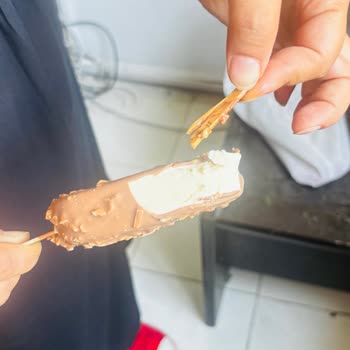 Dondurma İçinden Çubuk Parçası Çıktı, Dişim Kırılıyordu