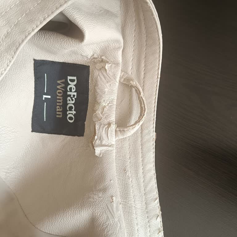 DeFacto'dan Alınan Suni Deri Ceketin Kısa Sürede Yıpranması Ve Yetersiz Destek