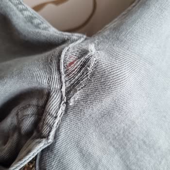 Zara Pantolonunda Dikiş Açılması Ve Mağazada Yardımcı Olunmaması