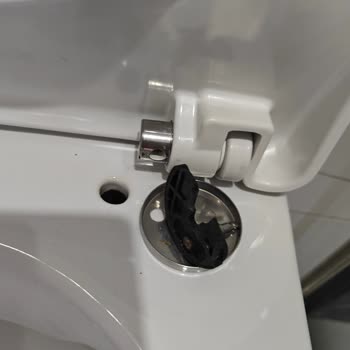 Klozet Kapağı Menteşesi Sürekli Bozuluyor, Parça Değişimi Talep Ediyorum