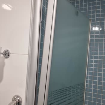 Yeni Yüzyıl Üniversitesi Hastanesi Hastane Odasında Hayati Tehlike: Cam Panel Yerinden Çıkmış!