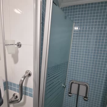 Yeni Yüzyıl Üniversitesi Hastanesi Hastane Odasında Hayati Tehlike: Cam Panel Yerinden Çıkmış!