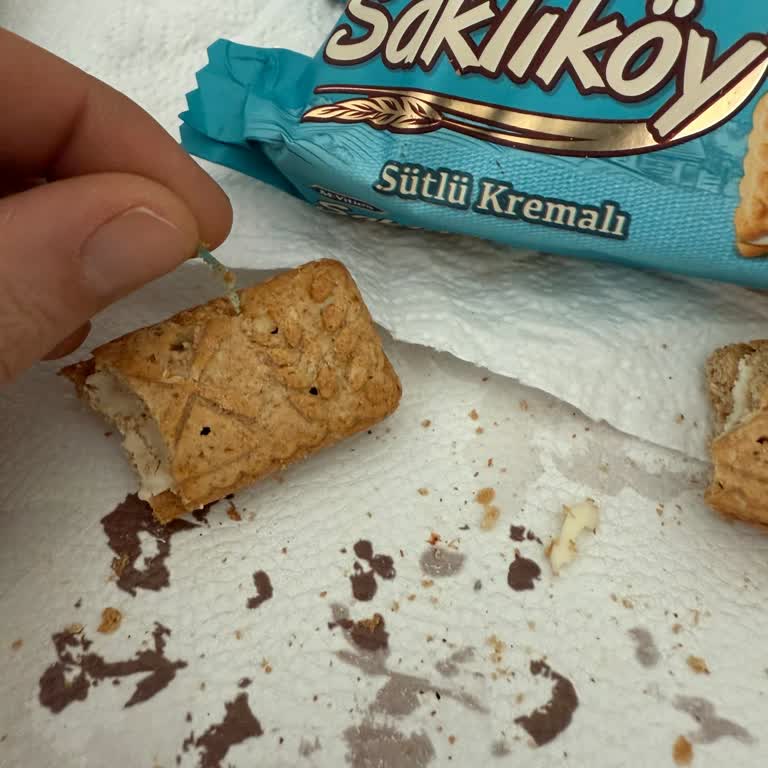 Saklı Köy Bisküvisinden Sert Plastik Parça Çıktı