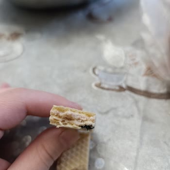 Eti Hoşbeş Çilekli Paketten Şüpheli Siyah Madde Çıktı