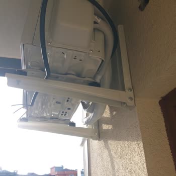 Kaira Klima Kurulum Ekibinin Dikkatsizliği Nedeniyle Bina Cephesine Zarar Verildi