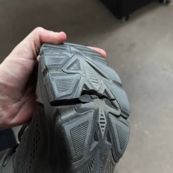 Bir Yıl Dolmadan Yıpranan Ayakkabılar İçin Muhatap Bulamıyorum