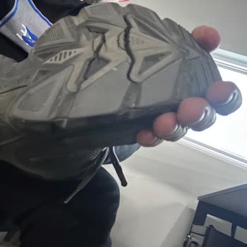 Bir Yıl Dolmadan Yıpranan Ayakkabılar İçin Muhatap Bulamıyorum