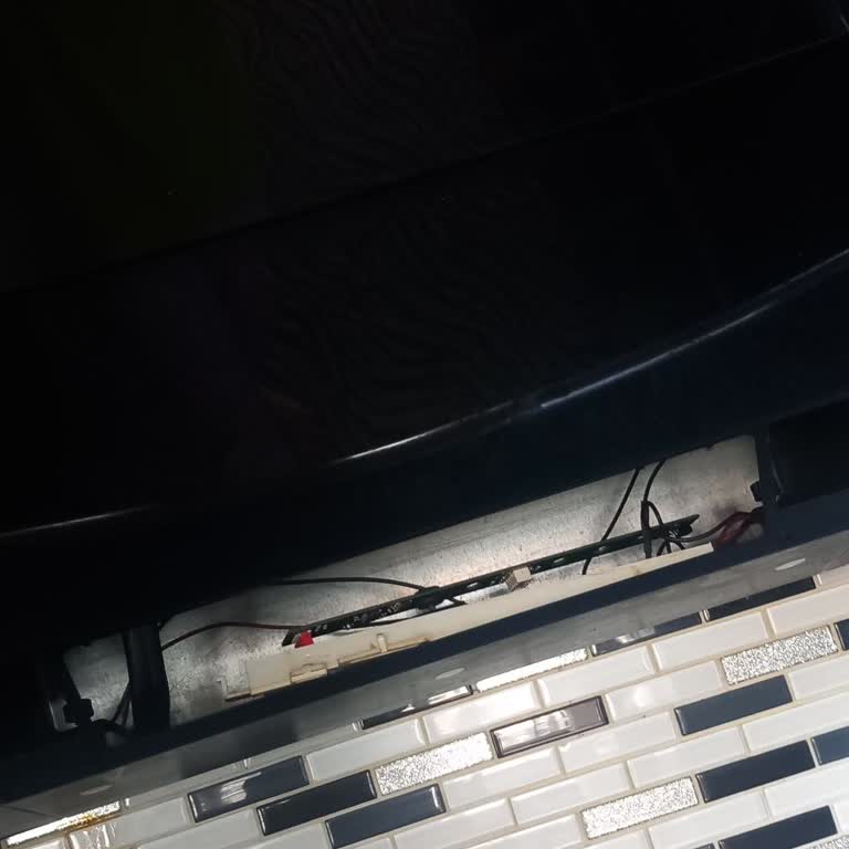 Davlumbazın Ön Paneli Yemek Yaparken Düşerek Tehlike Yarattı