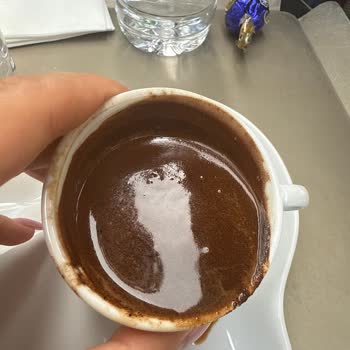 Hilltown İzmir Kahve Dünyası'nda Yavaş Servis Ve Olumsuz Çalışan Davranışları